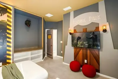 a bedroom with a bed and red ottomans in a room at Casa 12Q no Paradiso Grande, perto da Disney in Orlando