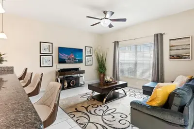 a living room with a couch and a table at Casa 4Q Storey Lake - Piscina Privativa in Kissimmee
