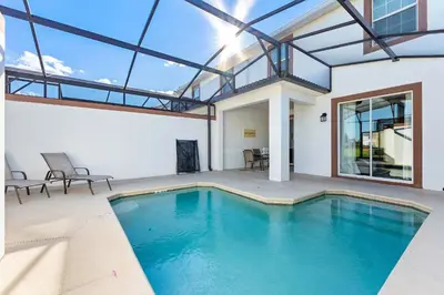 a swimming pool in the middle of a house at Casa 4Q Storey Lake - Piscina Privativa in Kissimmee