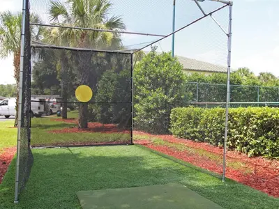 a batting cage with a yellow frisbee in it at Apartment Orlando Condo in der Nähe von Disney- Schläft 8 by Interhome in Kissimmee