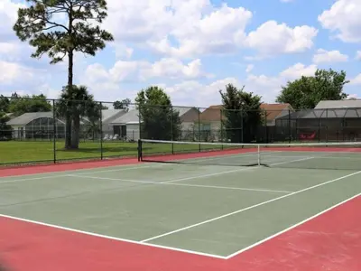 a tennis court with a tennis net on it at Holiday Home Ausgezeichnetes Preis-Leistungs-Verhältnis Familienvilla - Süd-West Privater Po by Interhome in Kissimmee
