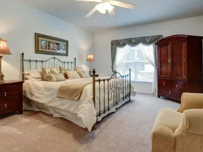 a bedroom with a bed and a dresser and a window at Holiday Home Luxuriöse 4-Bett-Villa in Disney by Interhome in Kissimmee