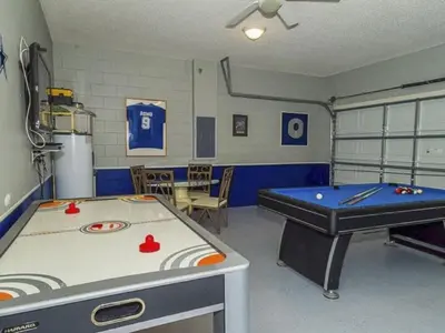 a room with two pool tables in a room at Holiday Home Ruhige Glenbrook-Flucht in der Nähe von Disney by Interhome in Orlando