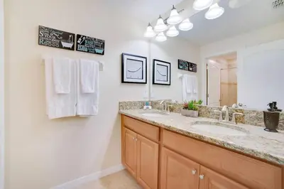 a bathroom with a sink and a mirror at Townhouse 4Q c/ Piscina no Paradise Palms in Kissimmee
