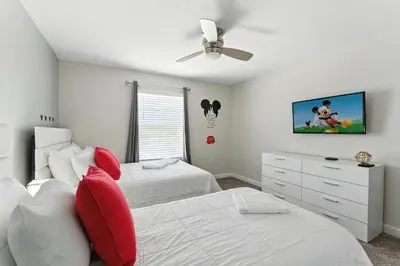 a bedroom with two beds and a ceiling fan at Townhome 4Q c/ Piscina Privativa no Storey Lake in Kissimmee