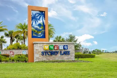 a sign for the showy lake at a resort at Townhome 4Q c/ Piscina Privativa no Storey Lake in Kissimmee