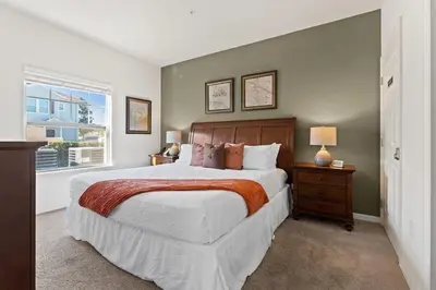 a bedroom with a large bed and a window at Townhome 4Q no West Lucaya — 15min Disney in Kissimmee
