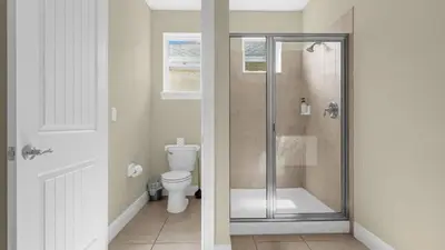 a bathroom with a shower and a toilet at Vila 7Q Temática c/ Piscina – 6mi Disney in Orlando