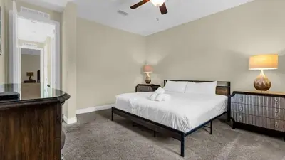 a bedroom with a bed and a ceiling fan at Vila 7Q Temática c/ Piscina – 6mi Disney in Orlando