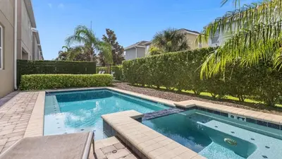 a swimming pool in the middle of a yard at Vila 7Q Temática c/ Piscina – 6mi Disney in Orlando