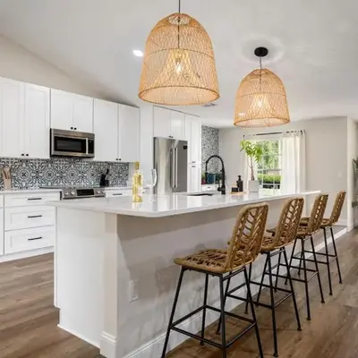 Spacious home w screened patio & EV charger