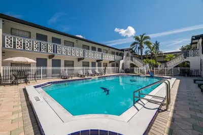 a large swimming pool in front of a building at Quality Inn & Suites Altamonte Springs Orlando-North in Orlando