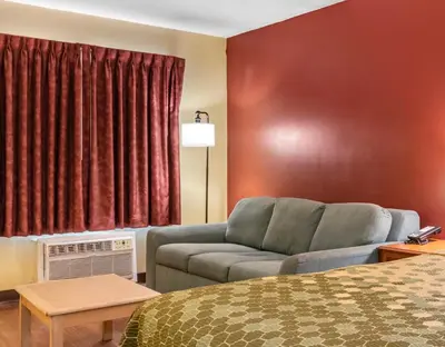 a living room with a couch in a hotel room at Econo Lodge Inn & Suites Maingate Central in Kissimmee