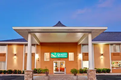 a front view of a hotel at Quality Inn & Suites Heritage Park in Kissimmee