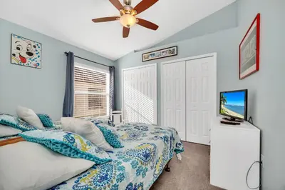 a bedroom with a bed and a ceiling fan at Indian Creek 3.5 miles from Disney in Orlando