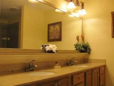 a bathroom with two sinks and a large mirror at Condo Blue Heron in Orlando