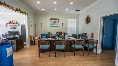 a room with a table with chairs and a kitchen at Barefoot Suite in Orlando