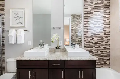 a bathroom with two sinks and a large mirror at Gorgeous Family Villa 114 in Orlando