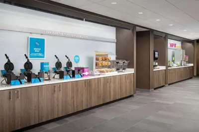 a lobby with a checkout counter in a store at Tru By Hilton Orlando Convention Center in Orlando