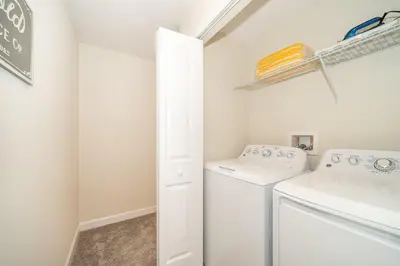 a laundry room with a washer and dryer at 4830FA TOWNHOUSE 4 BEDROOMS & 3 BATHROOMS + POOL in Kissimmee