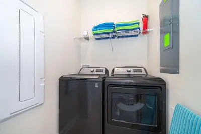 a washer and dryer in a laundry room at 4393MO TOWNHOUSE 5 BEDROOMS & 4 BATHROOMS + POOL in Kissimmee