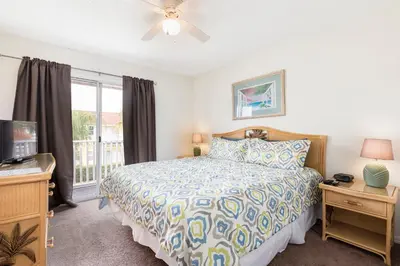 a bedroom with a bed and a window at Family Getaway Townhome at Lake Berkley 15min to Disney in Kissimmee