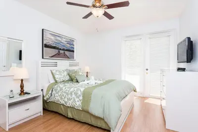a white bedroom with a bed and a ceiling fan at 3Br 4 Bath Large Condo 5min Conv Center 1732ft in Orlando
