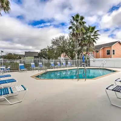 Less Than 8 Mi to Disney Getaway with Deck in Kissimmee!