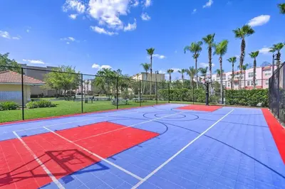 a basketball court with a red and blue at SeaworldDisneyUniversal Villa 5 beds 3 bed2bath in Orlando