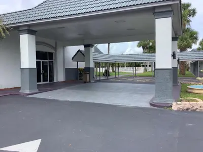 an empty parking lot in front of a building at Heritage Park Inn in Kissimmee