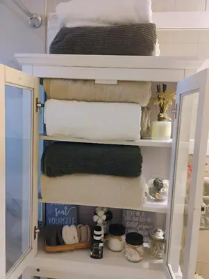 a towel rack with towels and towels at La Maison de Lorbu - Apartment in Orlando