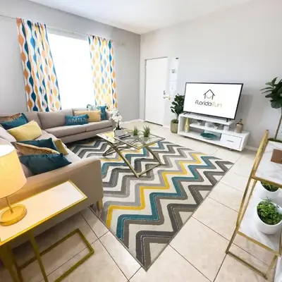 Comfortable Apart 4Bdrm3Bath- 4 miles to Disney