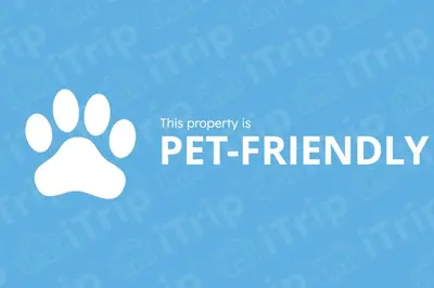 a picture of a dog pawprint with the words pet friendly at 5134 Compass Bay in Kissimmee